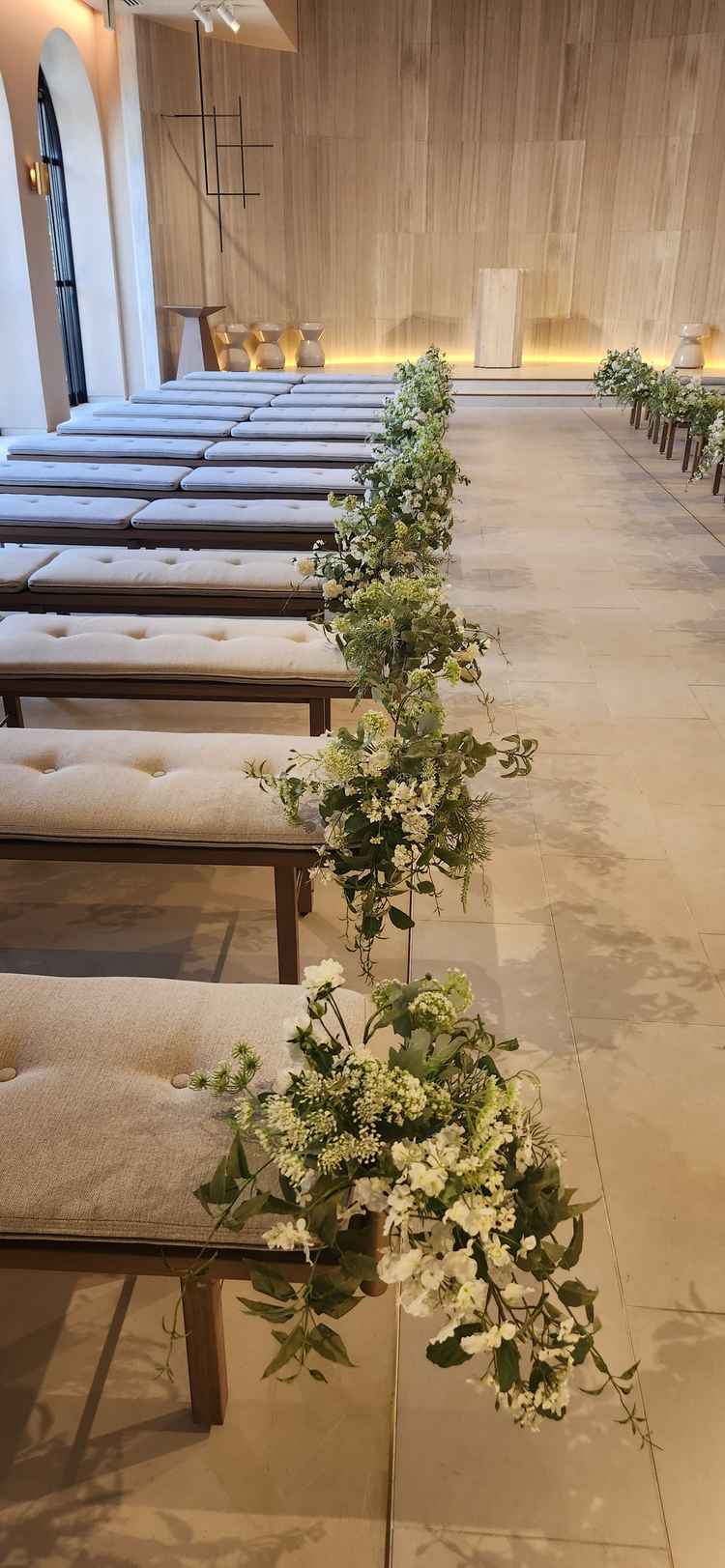 チャペルの写真でゲスト側から見ると席感が狭くなくて席の造花が華やかだと思いました。