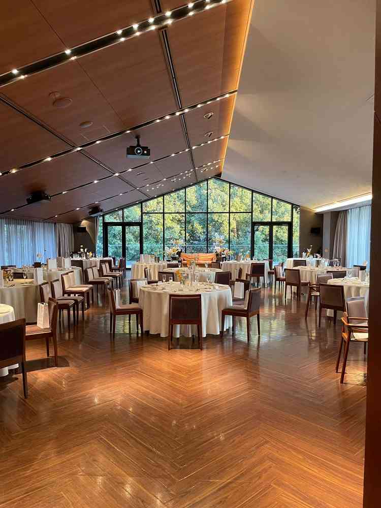 披露宴会場。斜めの天井で開放感もあり、外の自然を感じられる点も良かった。