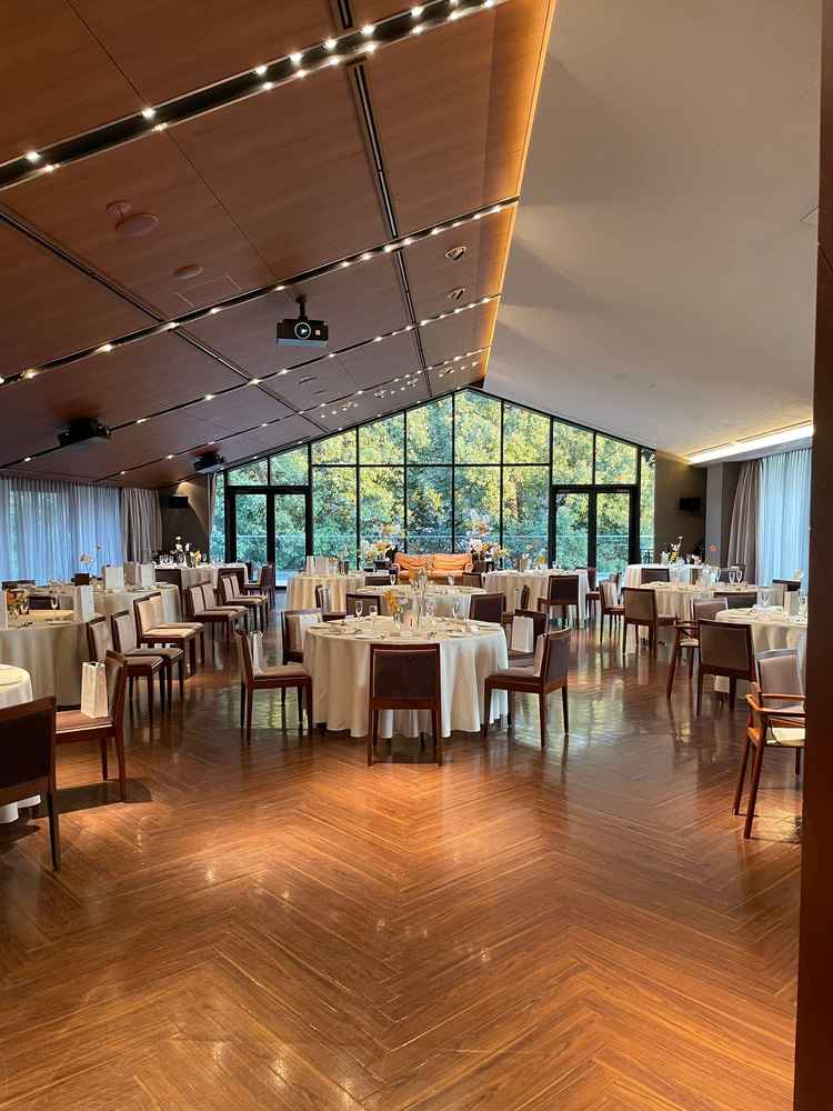 披露宴会場。斜めの天井で開放感もあり、外の自然を感じられる点も良かった。