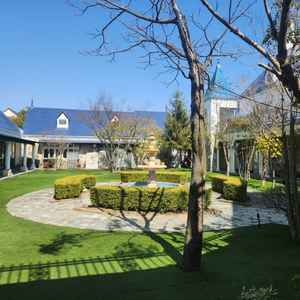 中庭には噴水があり、ガーデンチャペルや、デザートビュッフェなど、何でもしたいこと出来そうです。