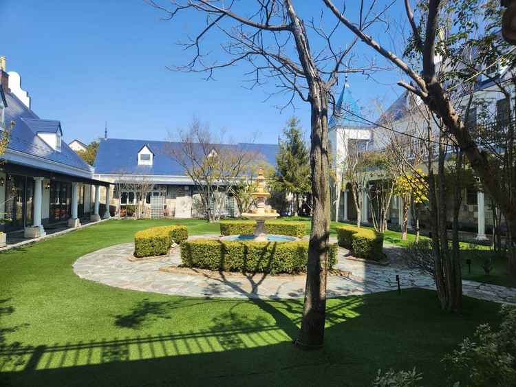 中庭には噴水があり、ガーデンチャペルや、デザートビュッフェなど、何でもしたいこと出来そうです。