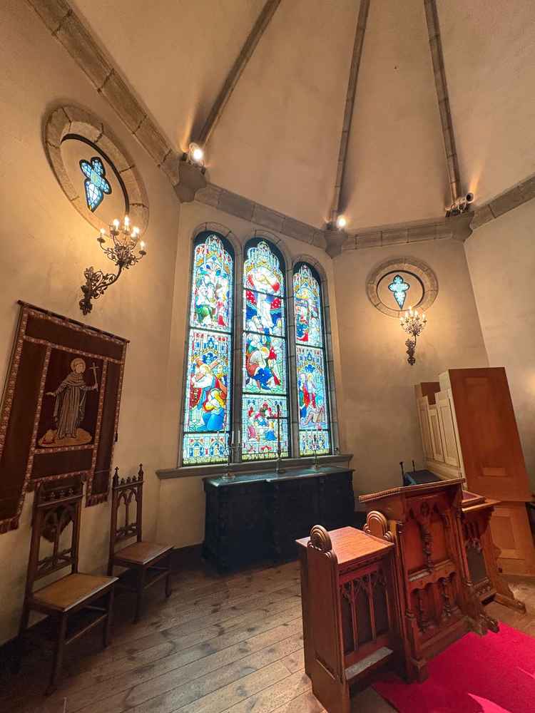 チャペル内装。ステンドグラスがとても綺麗。自然光でこの綺麗さは圧巻。オルガンとバイオリンの演奏付き。