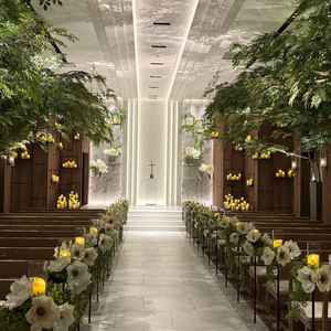 バージンロードの白に、ライトで木の影が落ちていて、ナチュラルで落ち着いた雰囲気のチャペルでした。