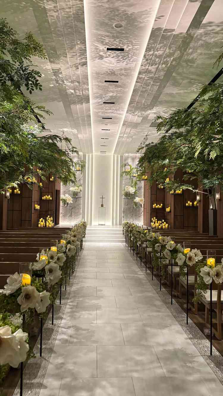 バージンロードの白に、ライトで木の影が落ちていて、ナチュラルで落ち着いた雰囲気のチャペルでした。