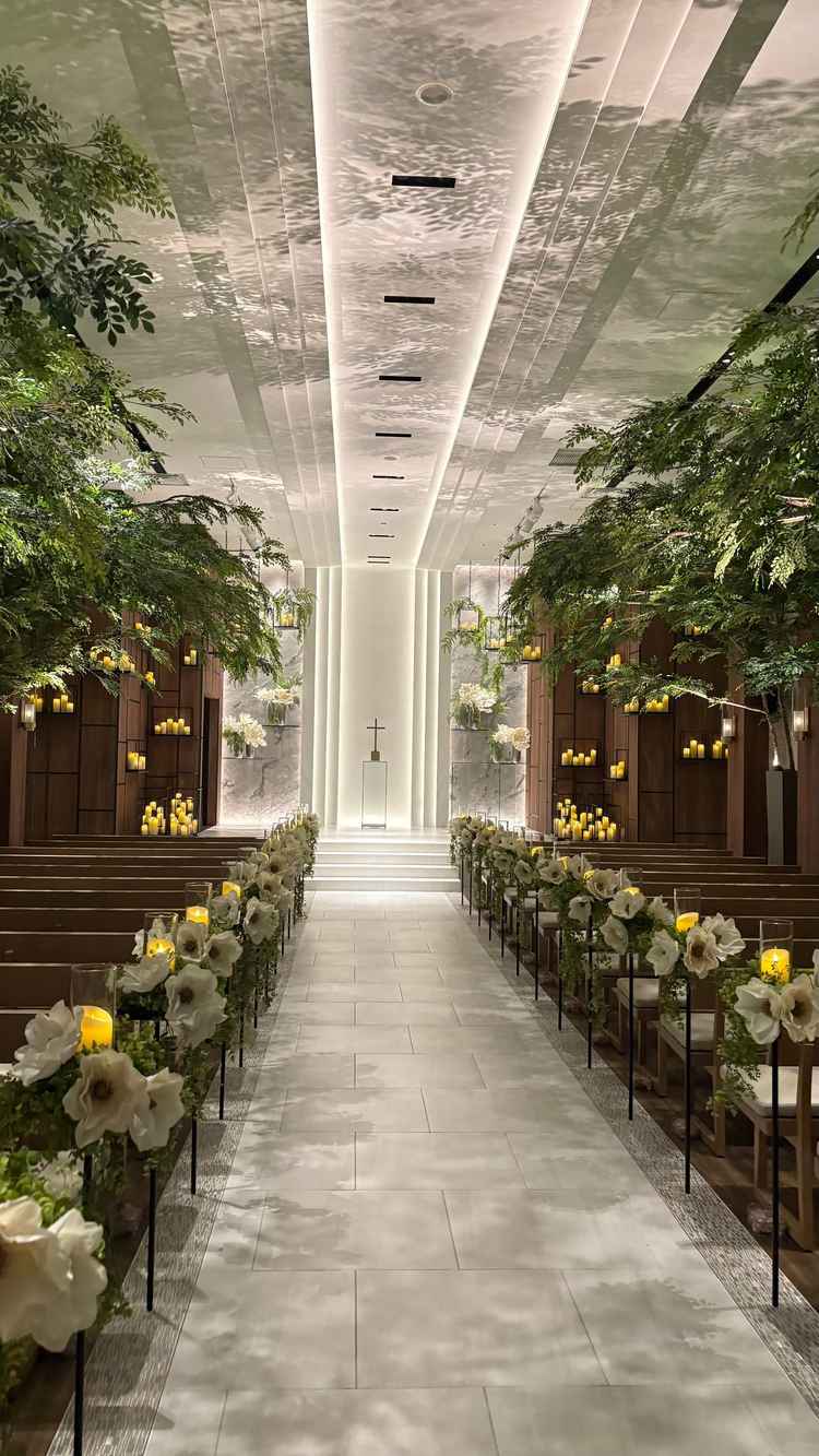 バージンロードの白に、ライトで木の影が落ちていて、ナチュラルで落ち着いた雰囲気のチャペルでした。