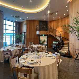 披露宴会場ハリウッドスイート。階段の形状が素敵で、階段上からの眺めも最高。階段入場が映える会場です。