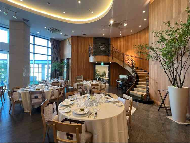 披露宴会場ハリウッドスイート。階段の形状が素敵で、階段上からの眺めも最高。階段入場が映える会場です。