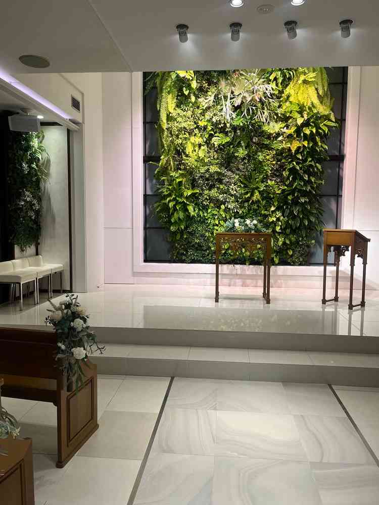 室内チャペルの写真です。近くで見るとグリーンが南国風でした。