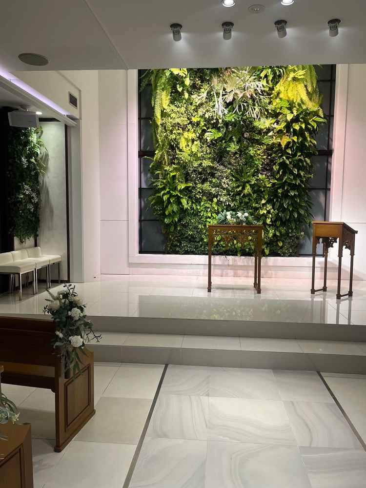 室内チャペルの写真です。近くで見るとグリーンが南国風でした。
