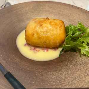 試食ではこちらのパイ包みとお肉を一皿ずつプレートを夫とシェアしてくださいとのことでいただきました。