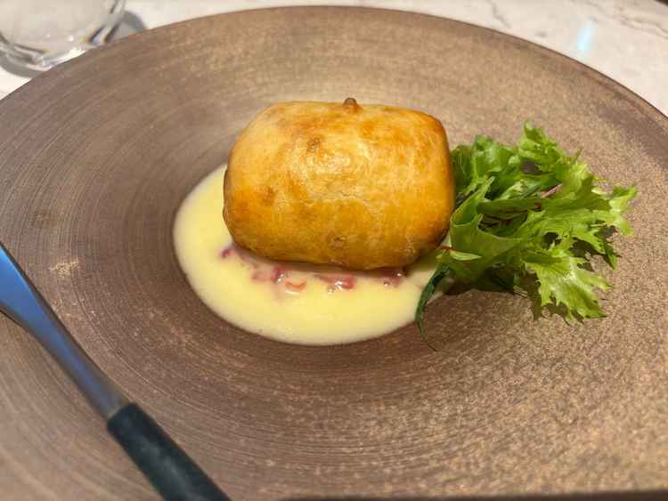 試食ではこちらのパイ包みとお肉を一皿ずつプレートを夫とシェアしてくださいとのことでいただきました。