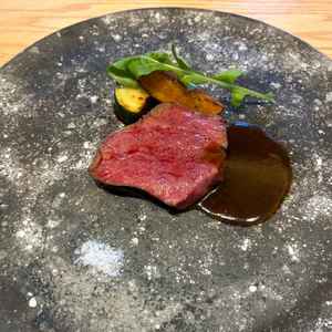 料理の目玉の肉厚ローフトビーフ。肉の旨みがダイレクトに感じられます。