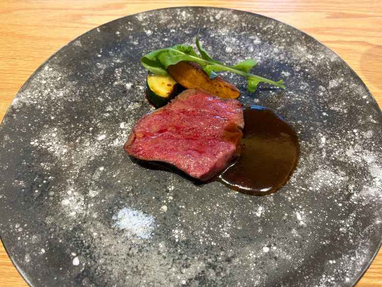 料理の目玉の肉厚ローフトビーフ。肉の旨みがダイレクトに感じられます。