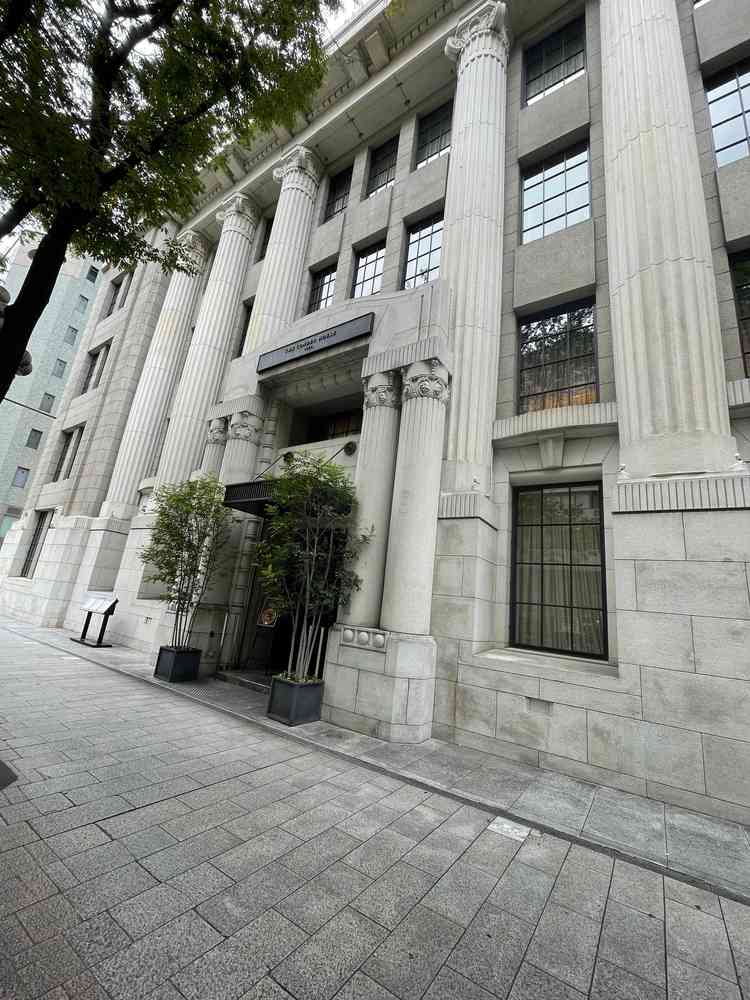 外観は白テイストの石造建物。オフィス街の一角にあるが、昭和のレトロさを感じる。