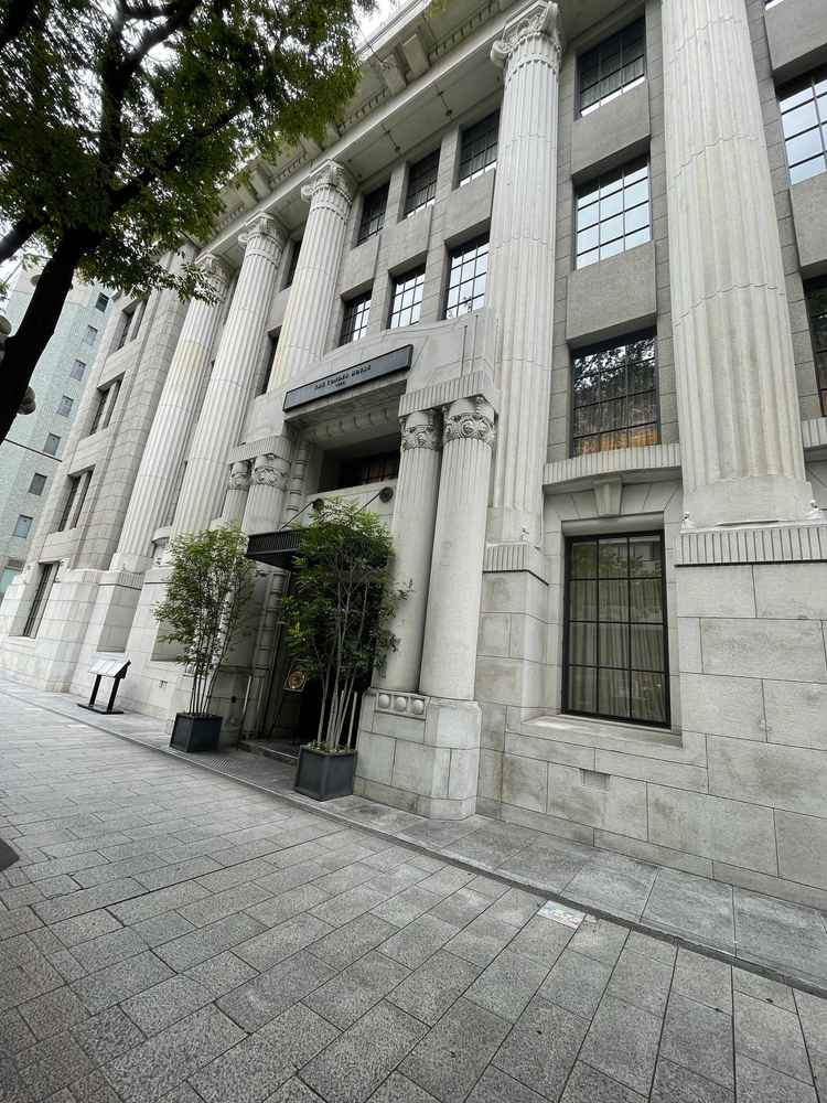 外観は白テイストの石造建物。オフィス街の一角にあるが、昭和のレトロさを感じる。