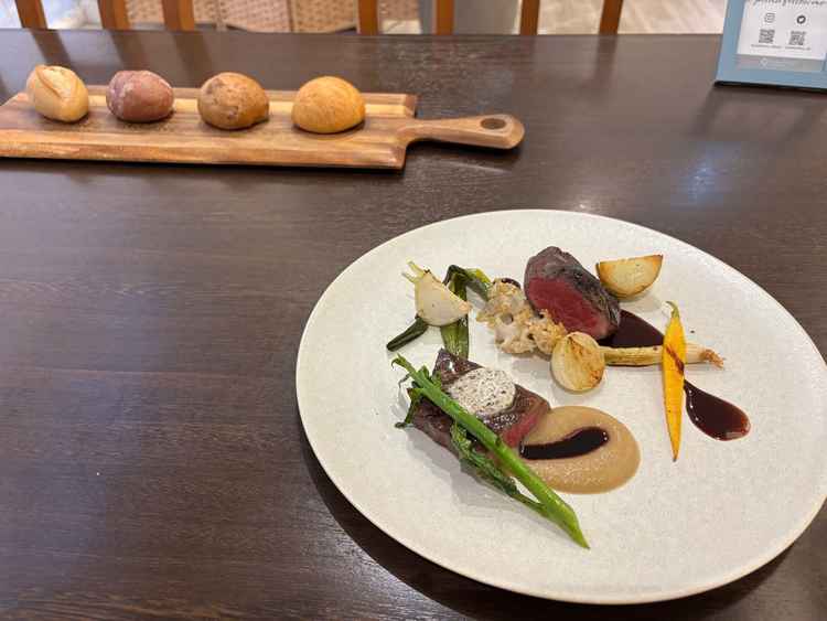 いただいた試食。お肉の食べ比べとパンビュッフェでだされるパンの試食。