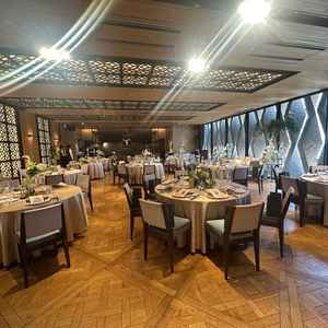 2階の会場は彩光が綺麗。光がまっすぐ入らないので逆光にならず写真が撮影できるのはとても考えられている