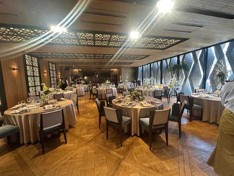 2階の会場は彩光が綺麗。光がまっすぐ入らないので逆光にならず写真が撮影できるのはとても考えられている