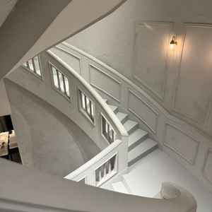 チャペルから披露宴会場に向かう階段。ここから登場したらプリンセス感溢れる写真が撮れそうでした。