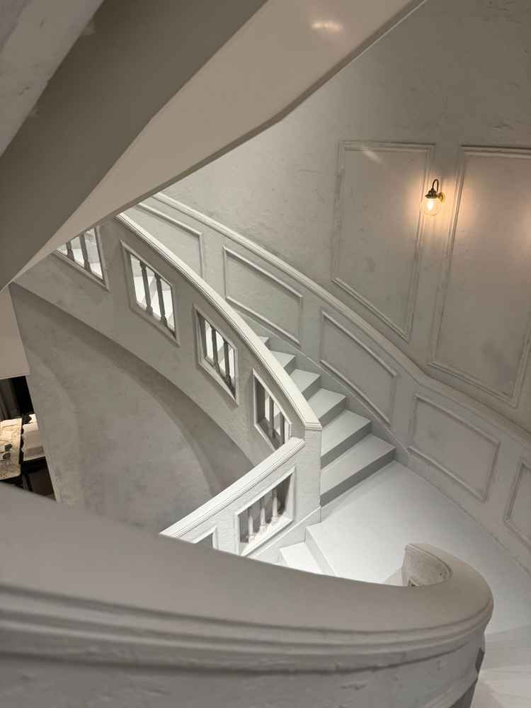 チャペルから披露宴会場に向かう階段。ここから登場したらプリンセス感溢れる写真が撮れそうでした。