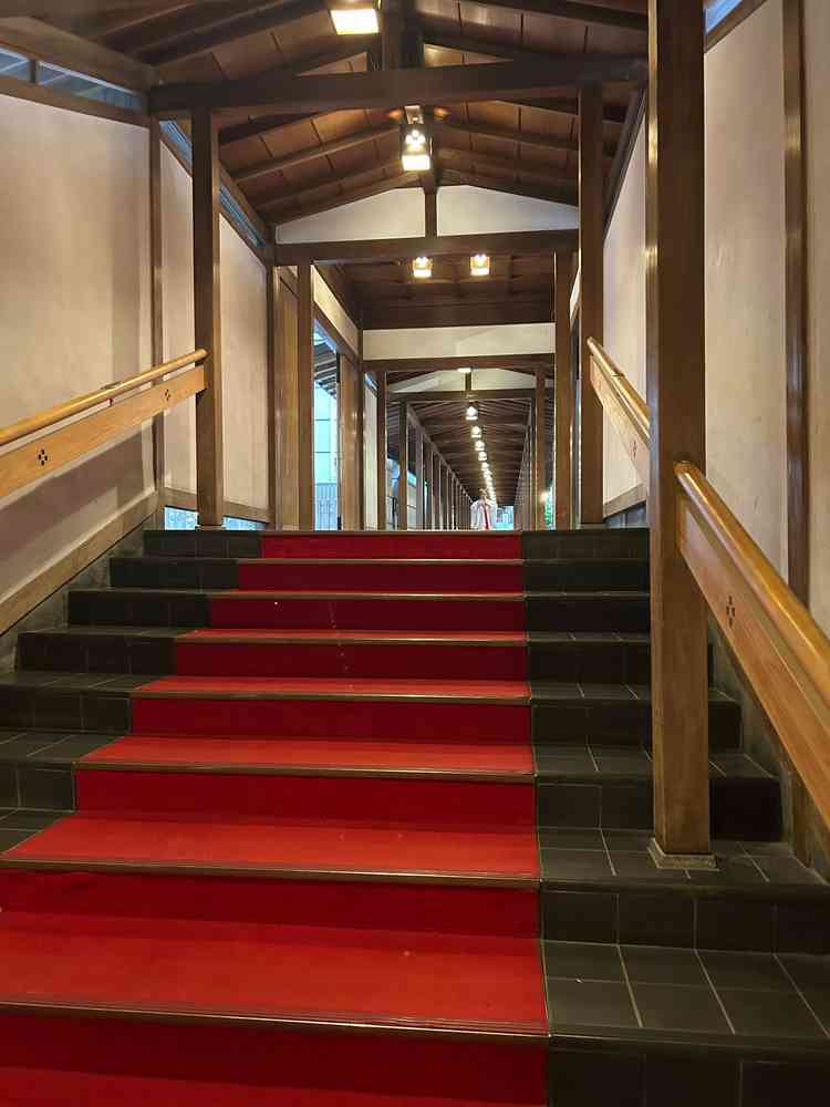 披露宴会場と神社間の通路