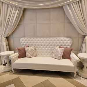 披露宴会場の片隅には写真用のソファスペースがあり、ゲストとの思い出を残せるようになっていた。