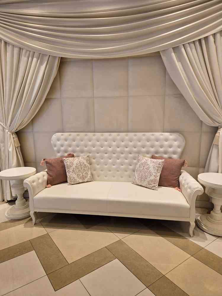 披露宴会場の片隅には写真用のソファスペースがあり、ゲストとの思い出を残せるようになっていた。