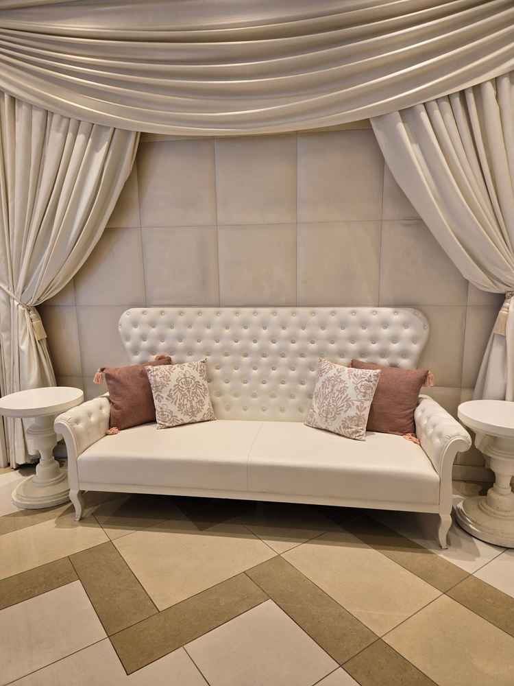 披露宴会場の片隅には写真用のソファスペースがあり、ゲストとの思い出を残せるようになっていた。