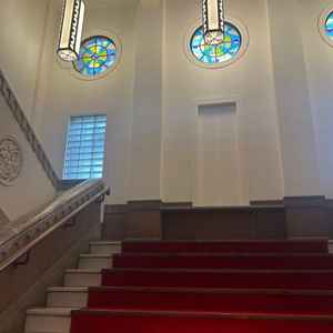 ステンドグラスと赤の絨毯で高級感あり写真撮影に最適