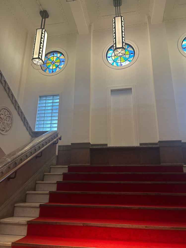 ステンドグラスと赤の絨毯で高級感あり写真撮影に最適