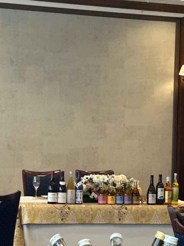 高砂にはお酒がたくさん陳列されていました。