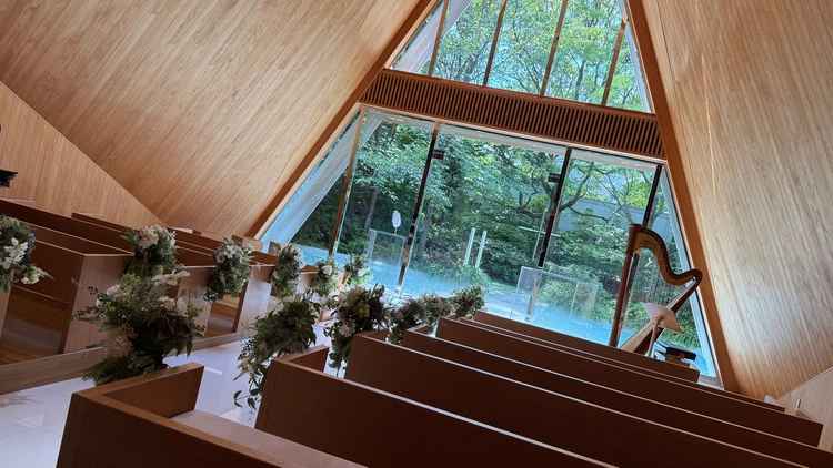 檜の香りに包まれるコリドーを抜けるとホワイトハウスのチャペルに繋がります。滝流れの演出にはビックリ