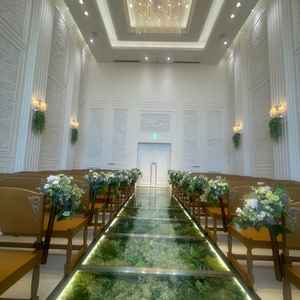 新郎新婦側から見たチャペル写真。天井がとても高く、足元の緑も映えていて、本当に素敵でした。