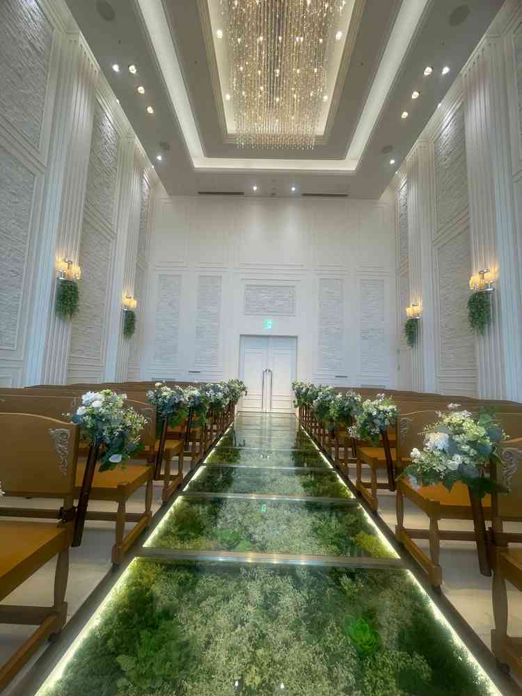 新郎新婦側から見たチャペル写真。天井がとても高く、足元の緑も映えていて、本当に素敵でした。