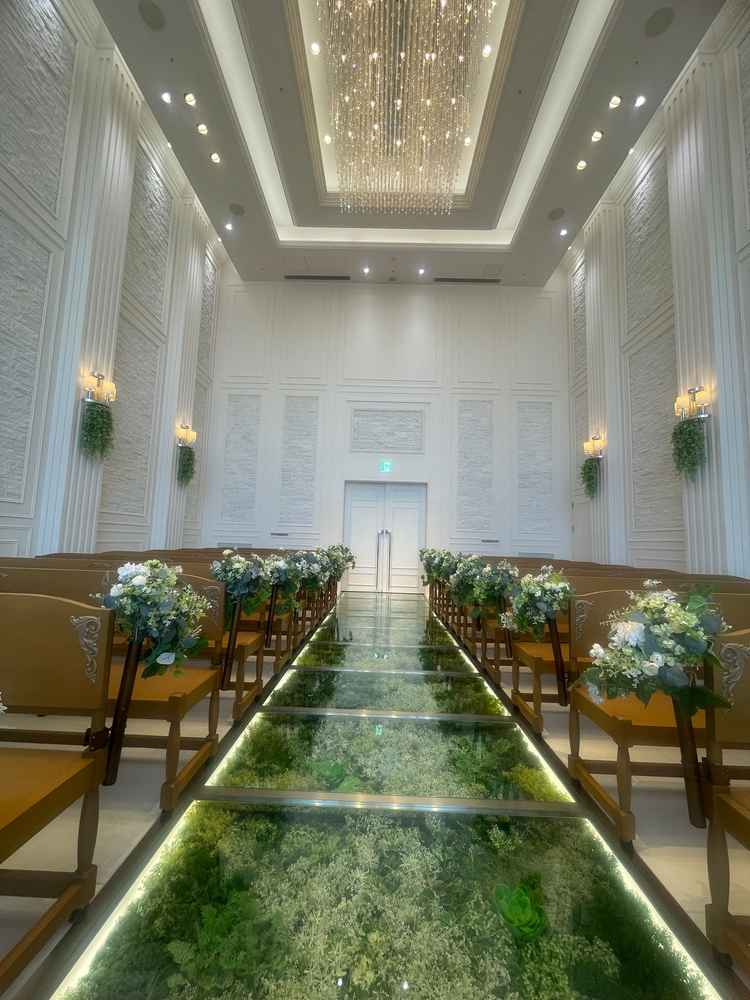 新郎新婦側から見たチャペル写真。天井がとても高く、足元の緑も映えていて、本当に素敵でした。