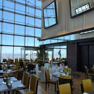 天井が高く、開放感がとてもよかった。ゲストの席にはそこまで花を置かなくても雰囲気は出る