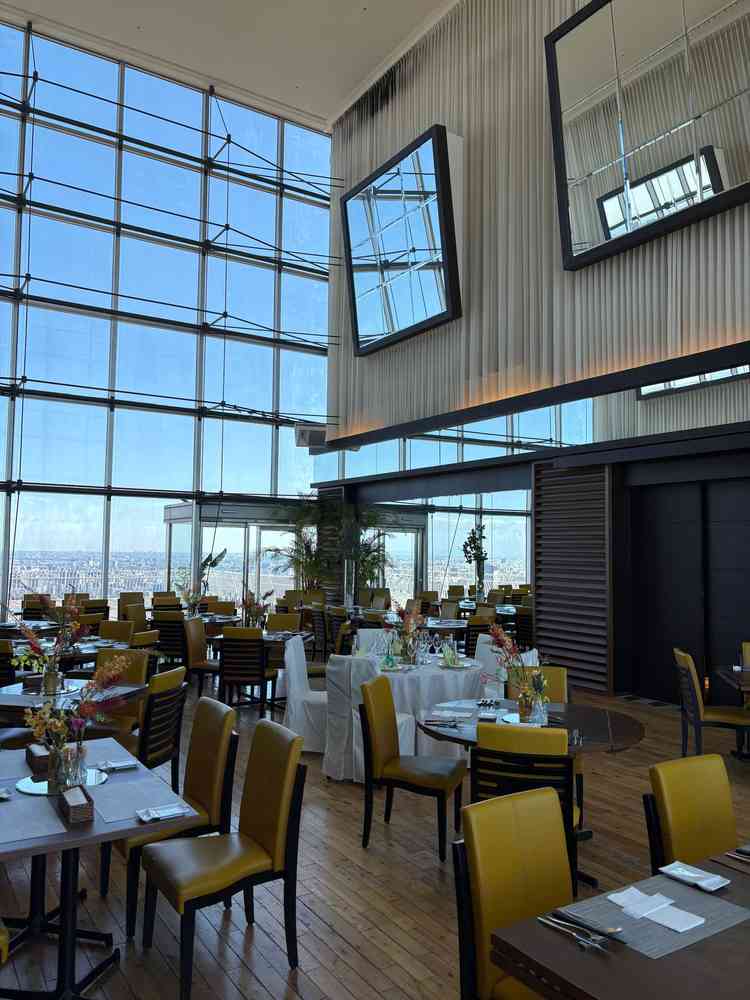 天井が高く、開放感がとてもよかった。ゲストの席にはそこまで花を置かなくても雰囲気は出る