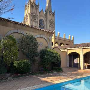 中庭からもチャペルが見えます。会場全体の動線も分かりやすく綺麗でした。