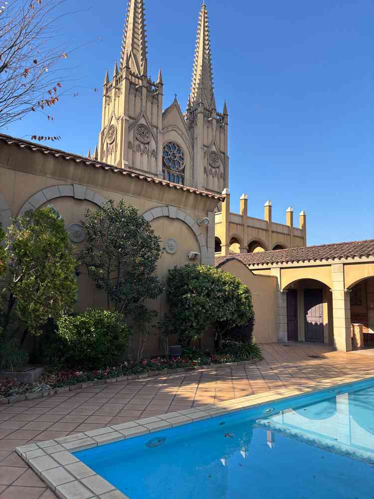 中庭からもチャペルが見えます。会場全体の動線も分かりやすく綺麗でした。