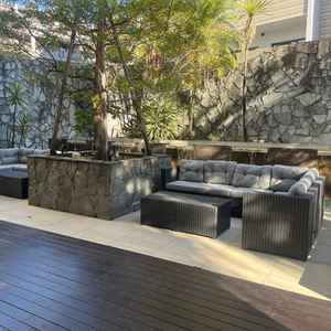 披露宴会場の広々としたテラス。屋根があり雨にも対応していて安心です。