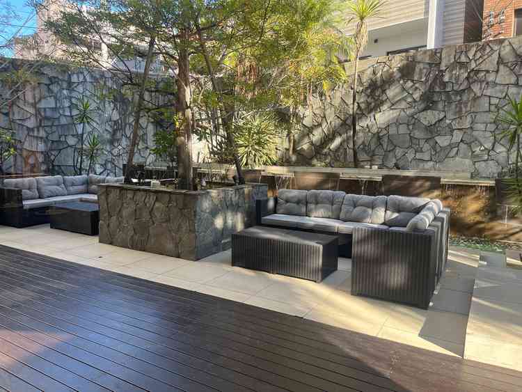 披露宴会場の広々としたテラス。屋根があり雨にも対応していて安心です。