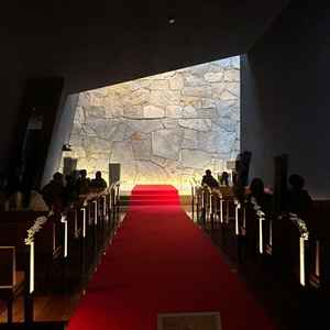 祭壇には自然光があたり石壁が素敵です。