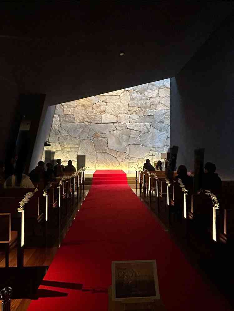 祭壇には自然光があたり石壁が素敵です。