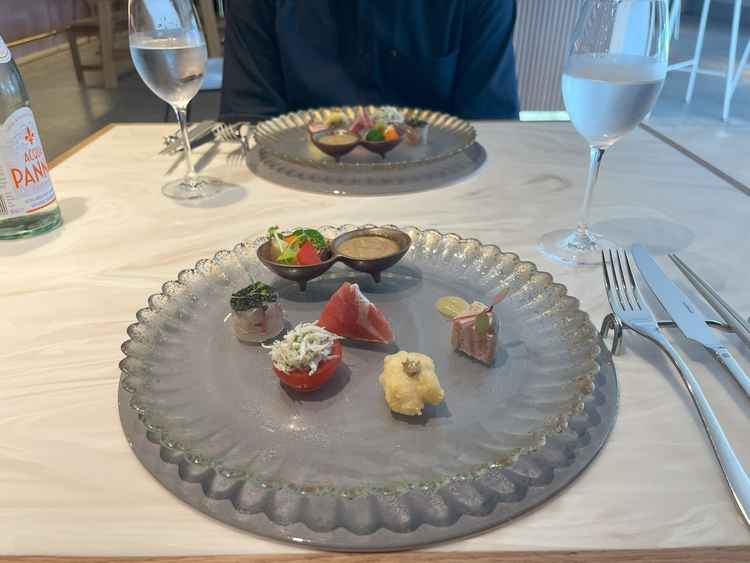 前菜の試食の写真。上品なフレンチでとても美味しかったです。