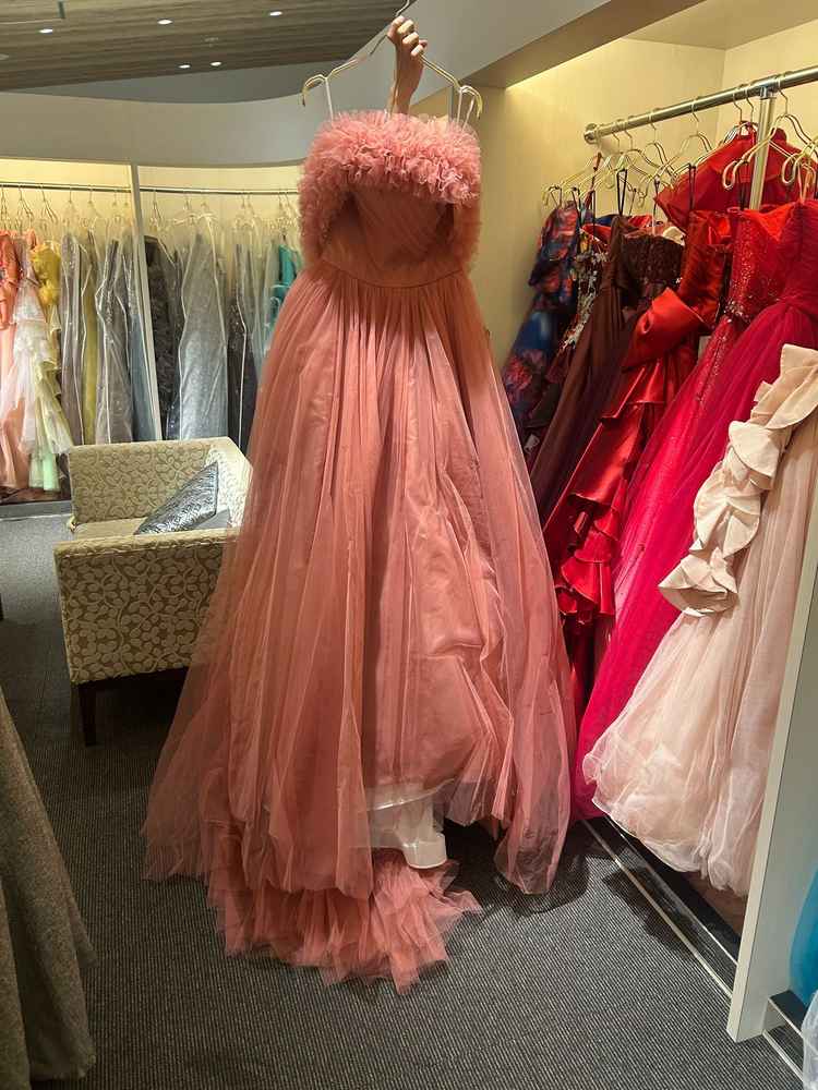 カラードレスの写真。館内に複数種類あり。希望のものがない場合、提携店からも選択可能。