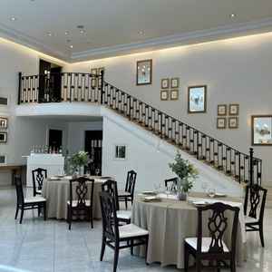 披露宴会場には階段からの入場ができる。