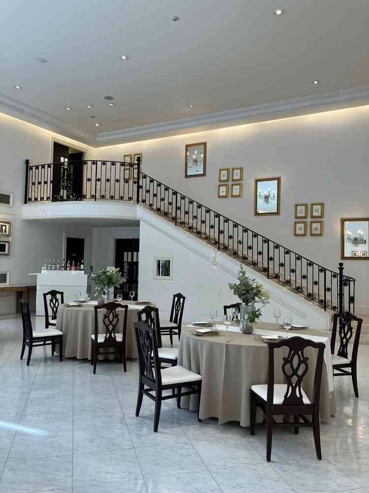 披露宴会場には階段からの入場ができる。