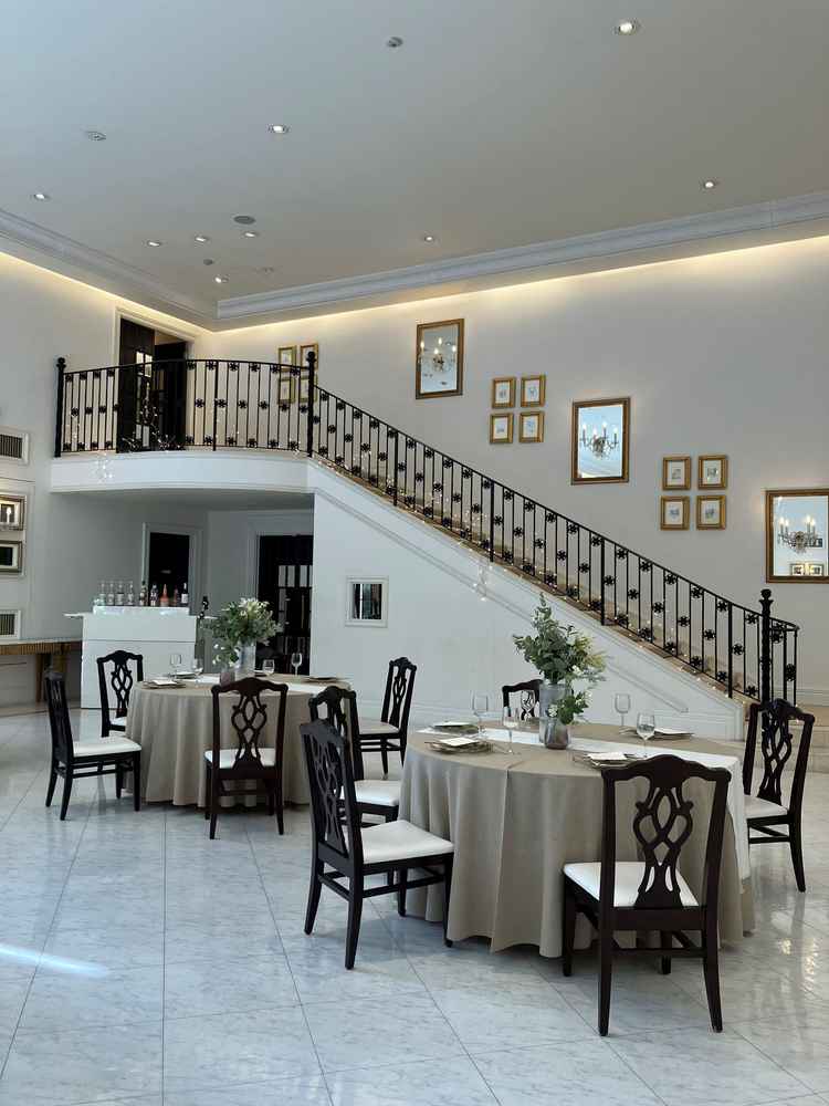 披露宴会場には階段からの入場ができる。