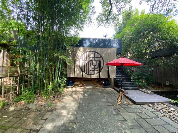 披露宴会場の入り口は暖簾がかけられており、ここで写真を撮っても素敵な式ができると確信できる場所でした