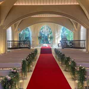 チャペルは、埼玉の中では赤いバージンロードは珍しいとのこと。白のウェディングドレスが生えそうです。